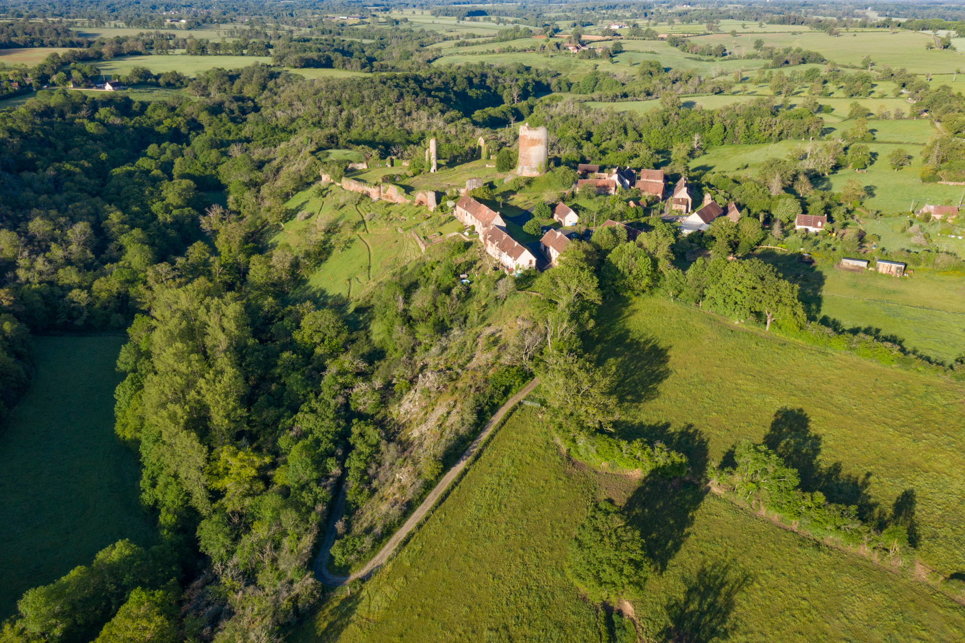 Vue aérienne des ruines de Brosses © nicolas van ingen