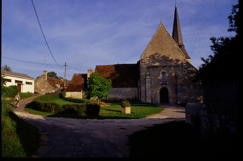 Eglise-Chalais-avec-vetetiste-d PNR Brenne