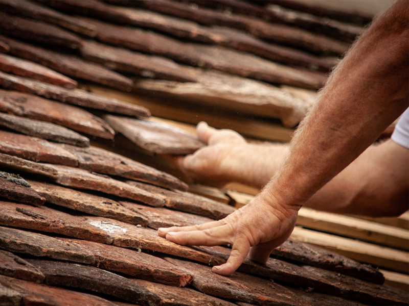 Pierre qui roule main tuiles Sébastien RIGAUD