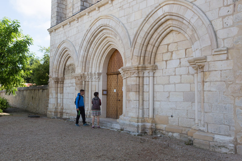 Balade de Saint Victor - Devant le prieuré de Ruffec © Hellio - Van Ingen