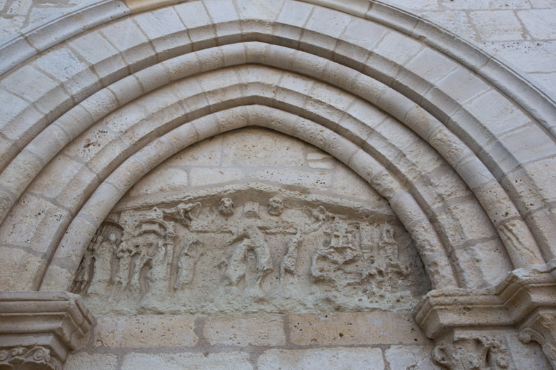 Balade de Saint Victor - Détail du portail de prieuré de Ruffec © Hellio - Van Ingen