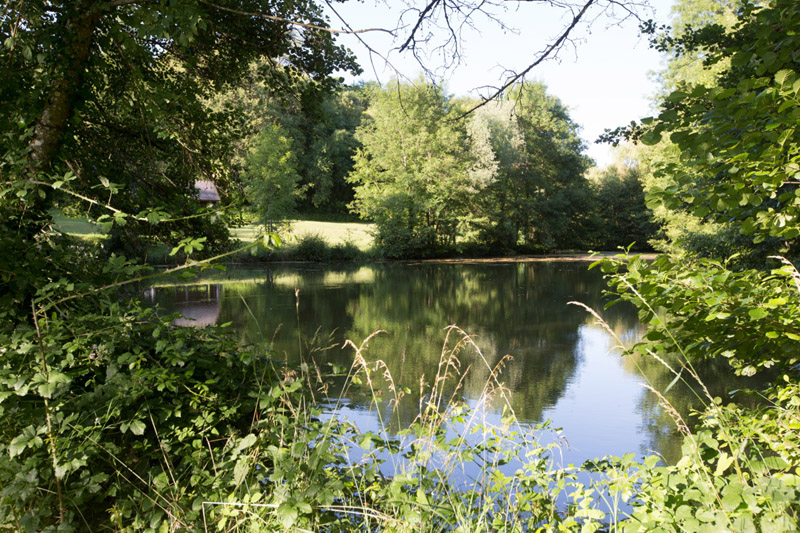 Les trois paroisses - Vue sur l'étang communal de Oulches ©Hellio-Van Ingen
