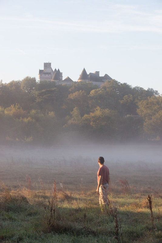 Sur les monts brennous - Château du Bouchet sur son button au petit matin ©Hellio-Van Ingen