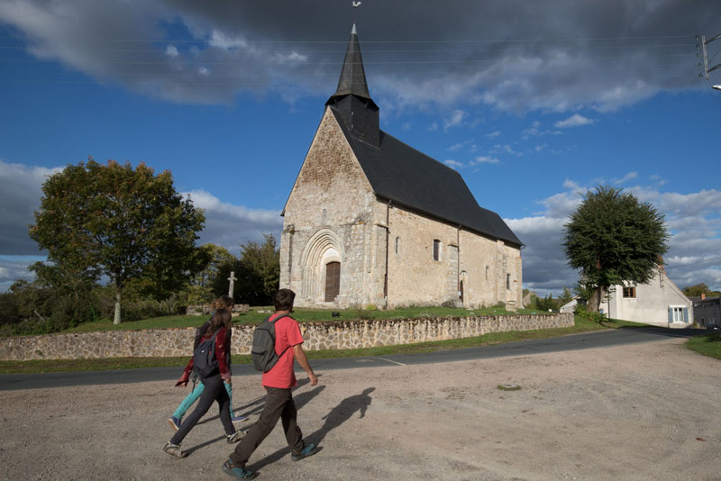 Les coteaux de l'Abloux - Passage devant l'église ©Hellio-Van Ingen