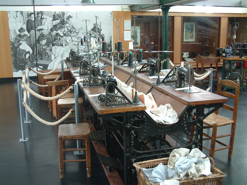 banc-de-machines1 © Musée de la Chemiserie