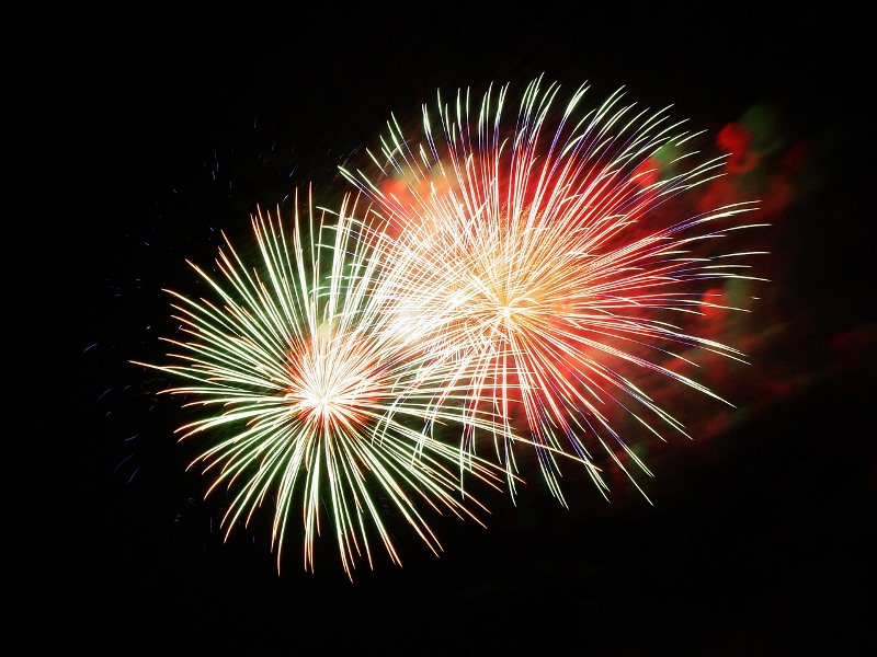 fireworks-g6c20842b5_1280 ©pixabay
